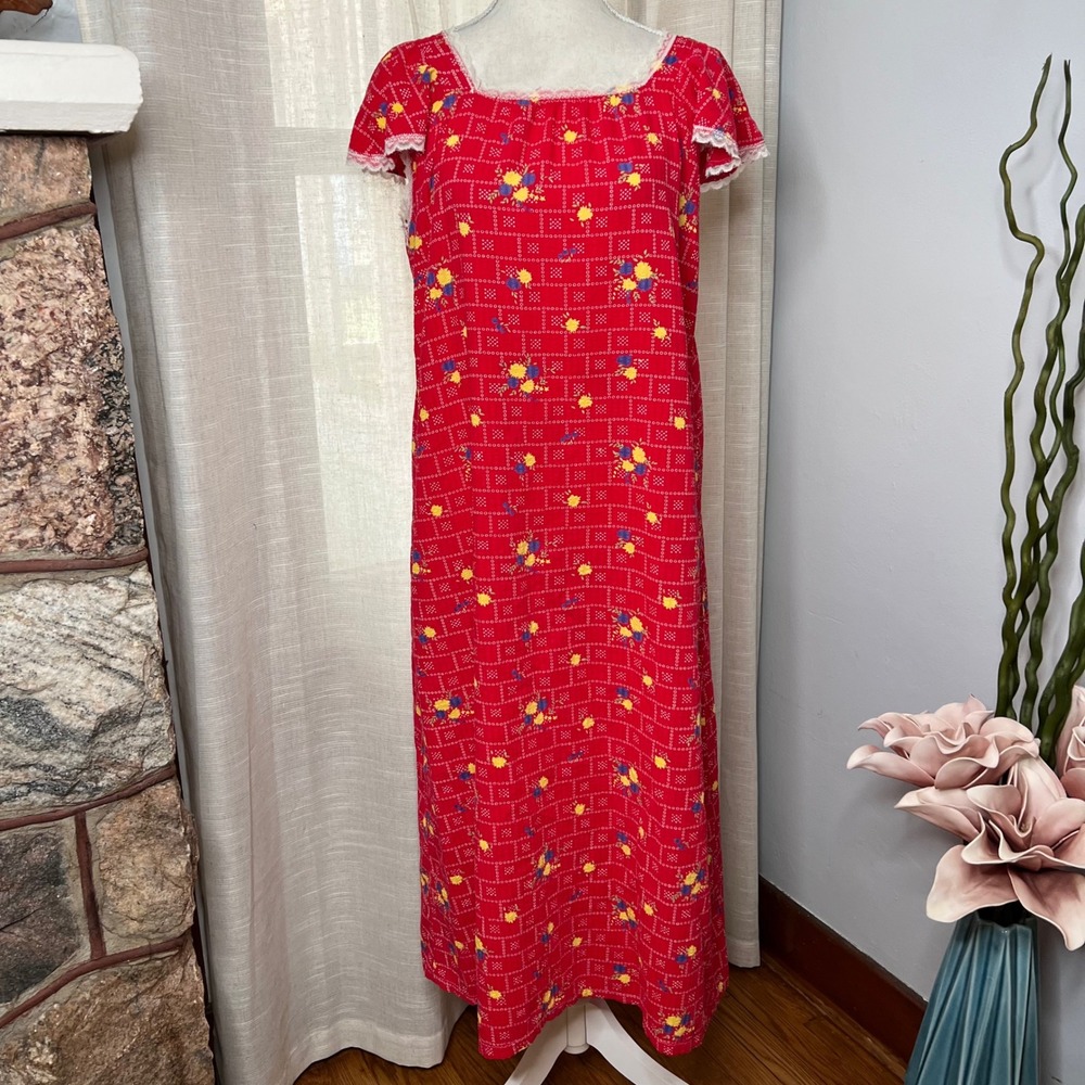 1960s 1970s Vintage Nightgown Handmade Seersucker Red Floral Lace Pattern S/M/L